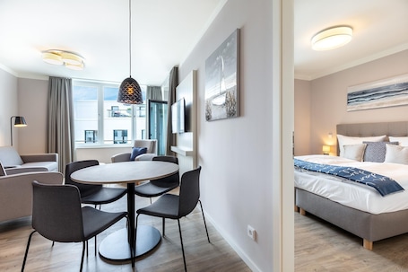 Wohn-Essbereich mit Zugang zur Schlafzimmer