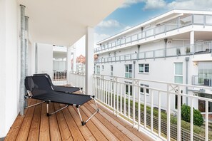 Balkon mit Gartenliegen