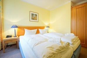 Schlafzimmer mit Doppelbett