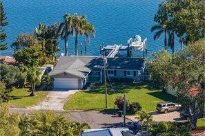 Beautiful Waterfront Home on a quiet Cul-De-Sac