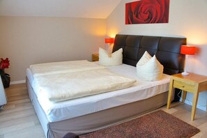 Schlafzimmer mit Doppelbett