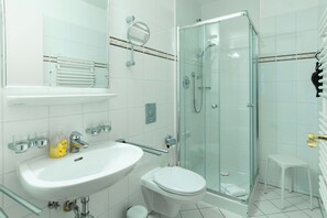 Badezimmer mit Dusche