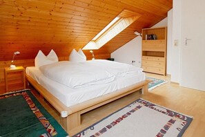 Schlafzimmer mit Doppelbett