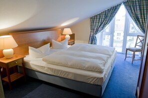 Schlafzimmer mit Doppelbett