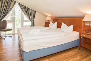 Schlafzimmer mit Doppelbett