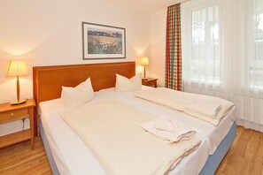 Schlafzimmer mit Doppelbett