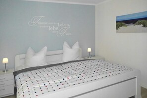 Schlafzimmer mit Doppelbett