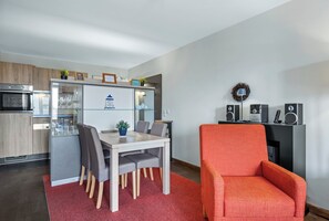 Wohn-Essbereich mit Esstisch, Sitzgelegenheit und HiFi-Anlage
