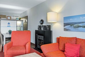 Wohnbereich mit Couch, Sesseln und Kamin