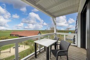 Überdachter Balkon mit Sitzgelegenheit