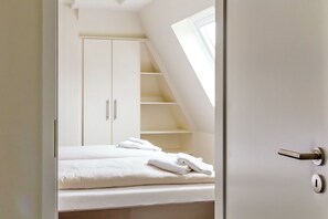 Schlafzimmer mit Doppelbett und Kleiderschrank