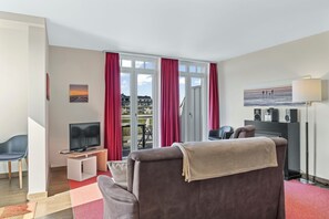 Wohnbereich mit Zugang zum Balkon