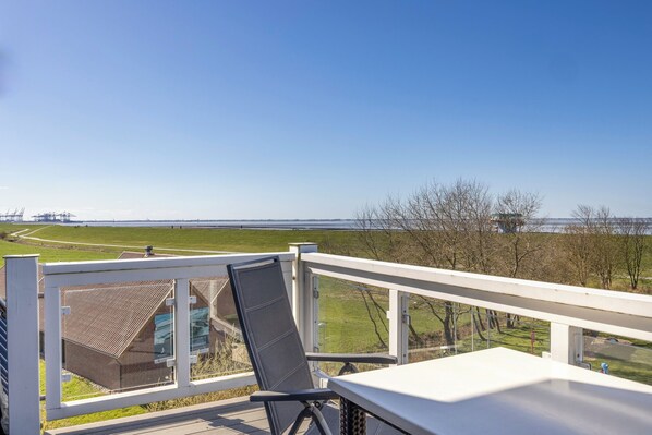 Balkon mit Tisch, Sitzgelegenheiten und MeerblickBalkon mit Tisch, Sitzgelegenheiten und Meerblick