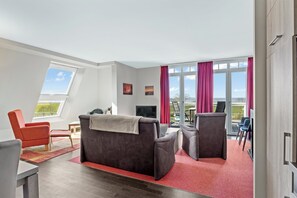 Wohnbereich mit Sofa, Couchtisch und TV