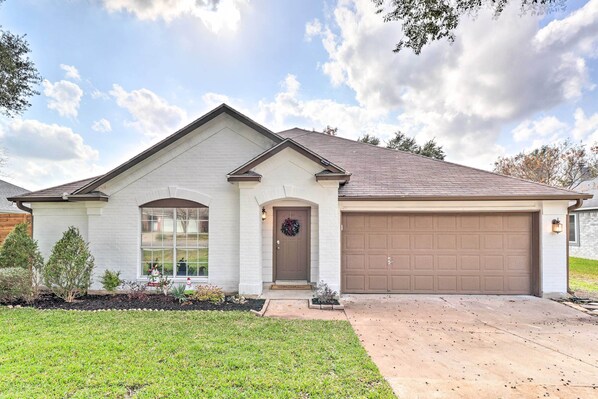 Pflugerville Vacation Rental | 3BR | 2BA | 1,847 Sq Ft | 1 Step to Enter