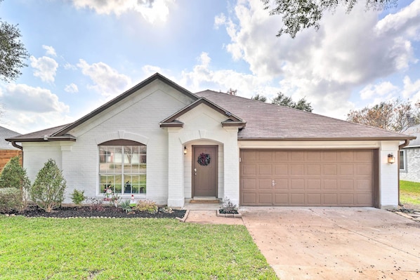 Pflugerville Vacation Rental | 3BR | 2BA | 1,847 Sq Ft | 1 Step to Enter