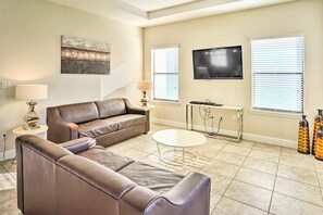 Living Room | Free WiFi | Central A/C | Smart TV