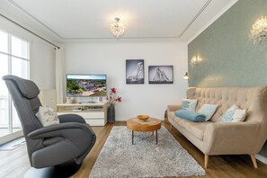 Wohn-Essbereich mit Couch und Flatscreen-TV