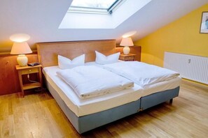 Schlafzimmer mit Doppelbett