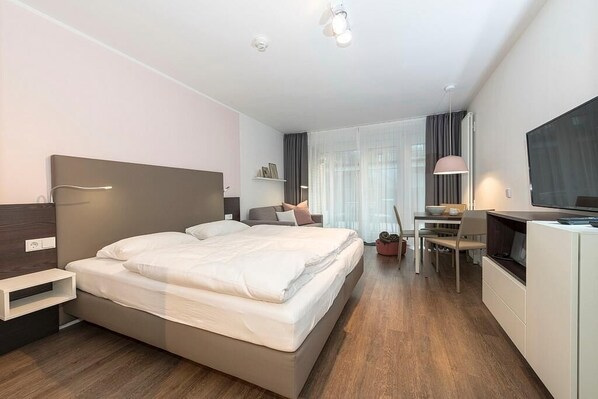 Schlafzimmer mit Doppelbett