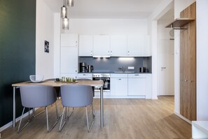 Wohn-/Essbereich mit Esstisch und Küchenzeile
