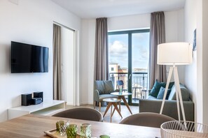 Wohn-/Essbereich mit Sitzgelegenheit und Ausblick