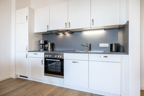 Küchenzeile mit Backofen
