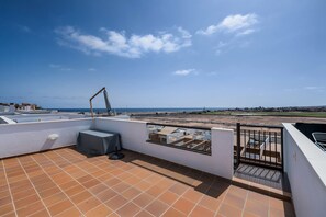 obere Terrasse mit 360º Panorama au zwei 18 Loch Golfplätze , Strand und Meer