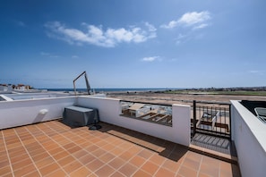 obere Terrasse mit 360º Panorama au zwei 18 Loch Golfplätze , Strand und Meer