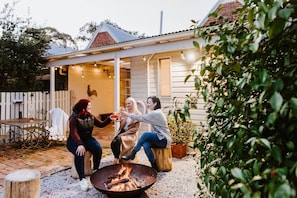 A quaint back garden provides an alfresco seating area with a BBQ, and a fire pit for guests to take in the crisp country air.
