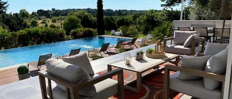Location saisonnière à Aix en Provence. Terrasse et piscine avec vue
