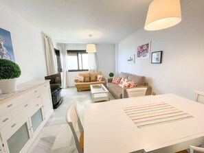 Bright and pleasant living room with two sofas, a sofa bed and a large table for 6 people. (1)