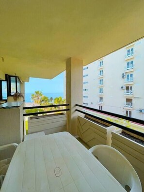 Charming balcony with table for four people and sea views. (1)