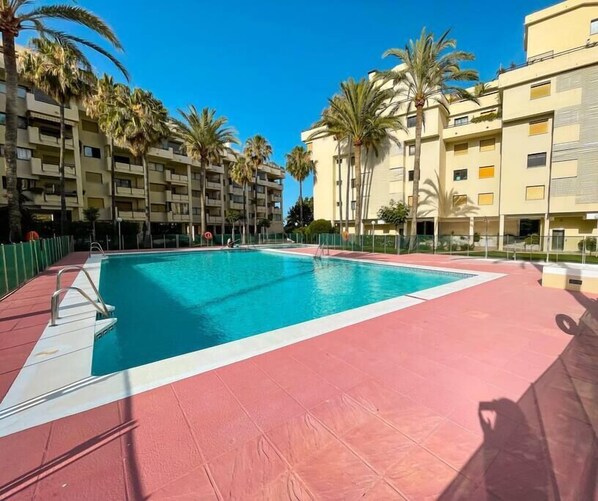 In this urbanisation you can enjoy the amazing private swimming pool, the tennis court and garden.