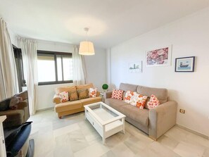 Bright and pleasant living room with two sofas, a sofa bed and a large table for 6 people. (2)
