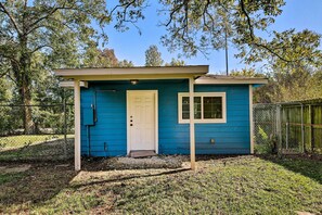 Apartment Exterior | ~10 Mi to Toyota Center | Keyless Entry