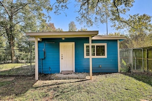 Apartment Exterior | ~10 Mi to Toyota Center | Keyless Entry