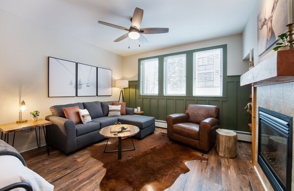 Living Room, Furniture, Indoors, Coffee Table, Table