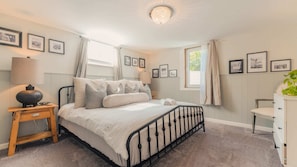 King bedroom (primary bedroom)