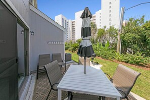屋外ダイニングエリア