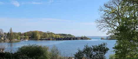 Wasser, Himmel, Pflanze, Wolke, Natürliche Landschaft, Baum, Grundstueck, See, Küsten Und Ozeanische Forms, Bank