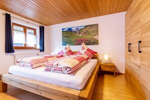 Alpenrose 91 m², 2-5 Personen, 2 sep. Schlafzimmer, Wohnküche, WLAN, Balkon-Schlafzimmer 1