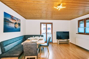 Alpenrose 91 m², 2-5 Personen, 2 sep. Schlafzimmer, Wohnküche, WLAN, Balkon-Wohnbereich