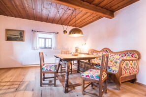 Ferienwohnung Max, 110 qm, 3 Schlafzimmer, mit Balkon-Wohn- Esszimmer