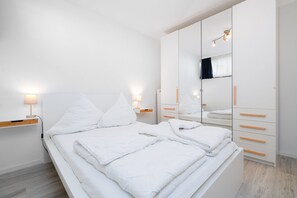 Schlafzimmer mit Doppelbett