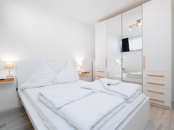 Schlafzimmer mit Doppelbett