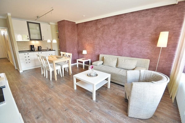 Wohnzimmer mit offener Kueche