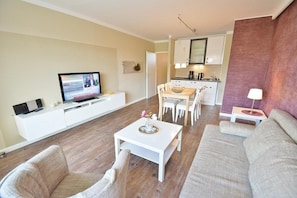 Wohnzimmer mit offener Kueche