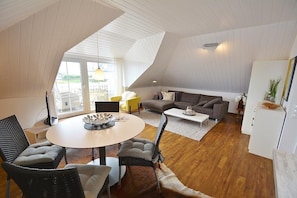 Wohnzimmer mit Essbereich