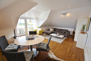 Wohnzimmer mit Essbereich